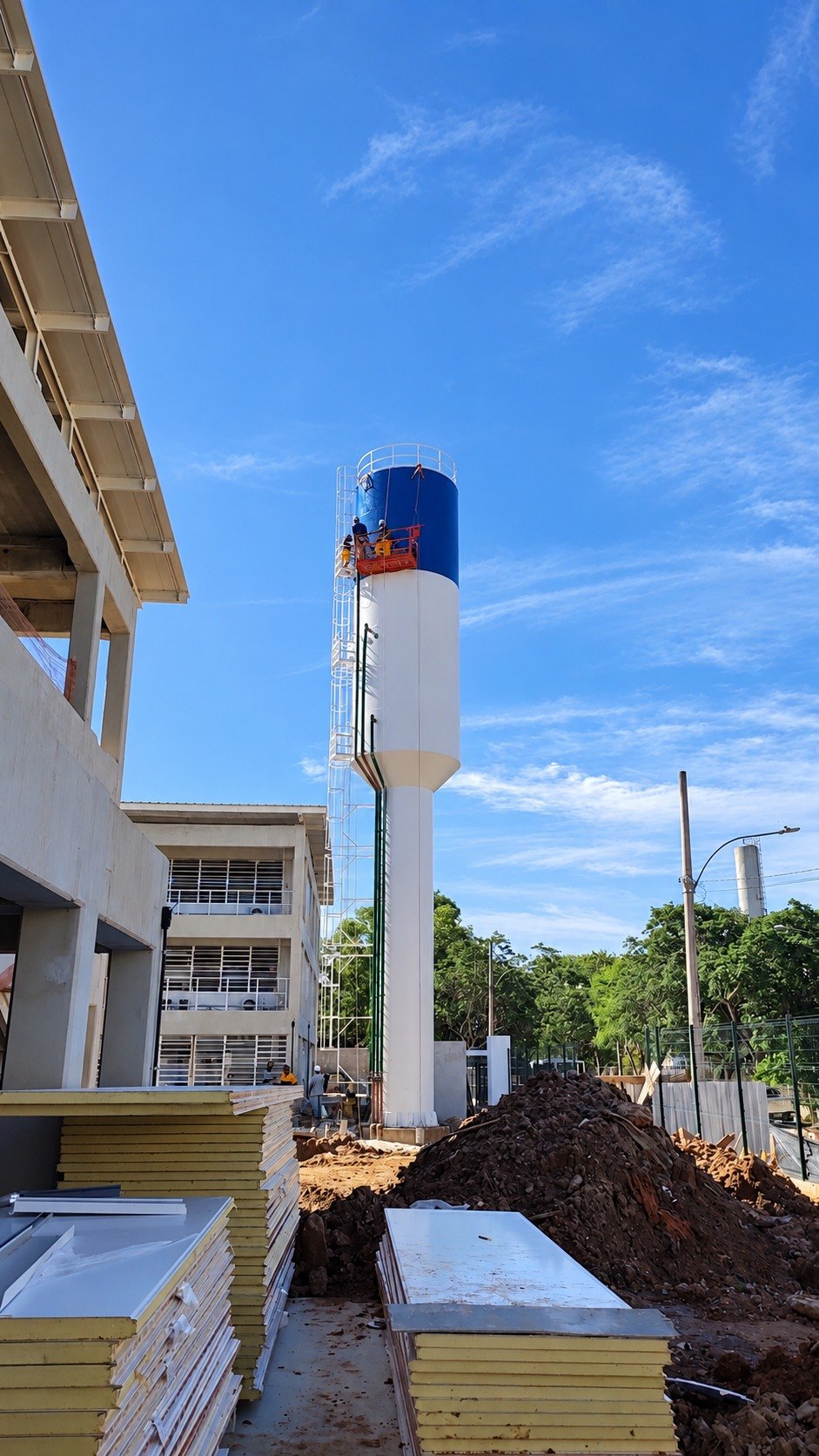 Vista geral de reservatório tubular durante serviço de pintura em campo