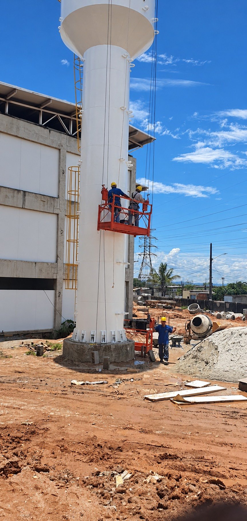Equipe realizando manutenção na coluna central de reservatório tipo taça